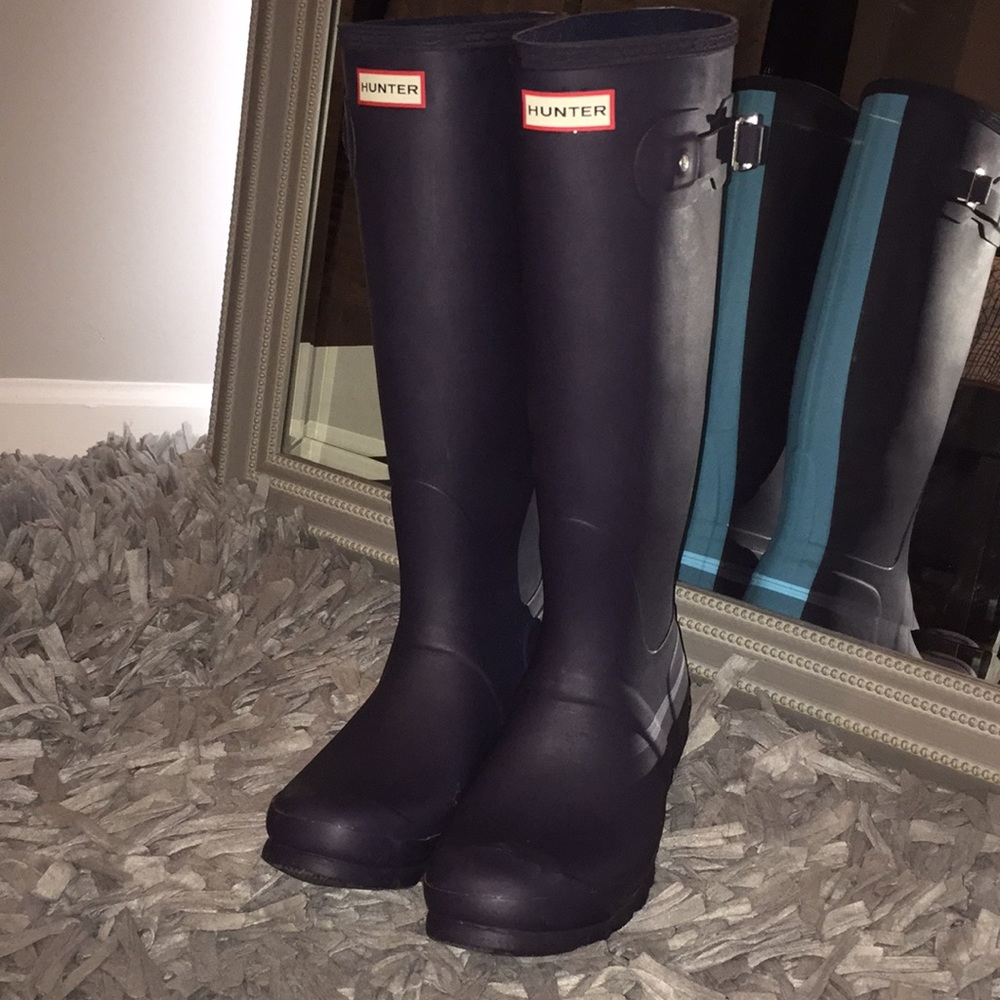 Hunter rain boots. it is 6.5 in inches across for calf  and 17 length